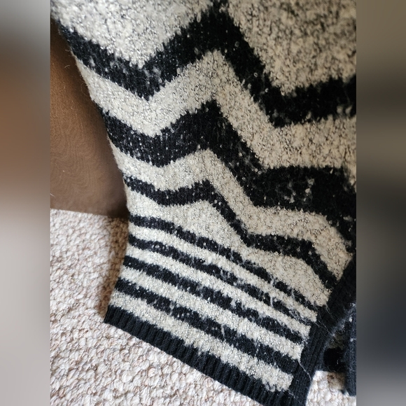 Chevron Printed Cardigan - Picture 7 of 10